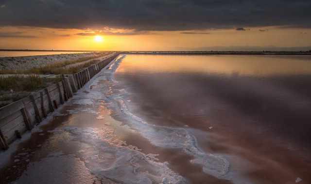 Giochi di luce, fenicotteri e leggende: l'incanto delle saline di Margherita di Savoia